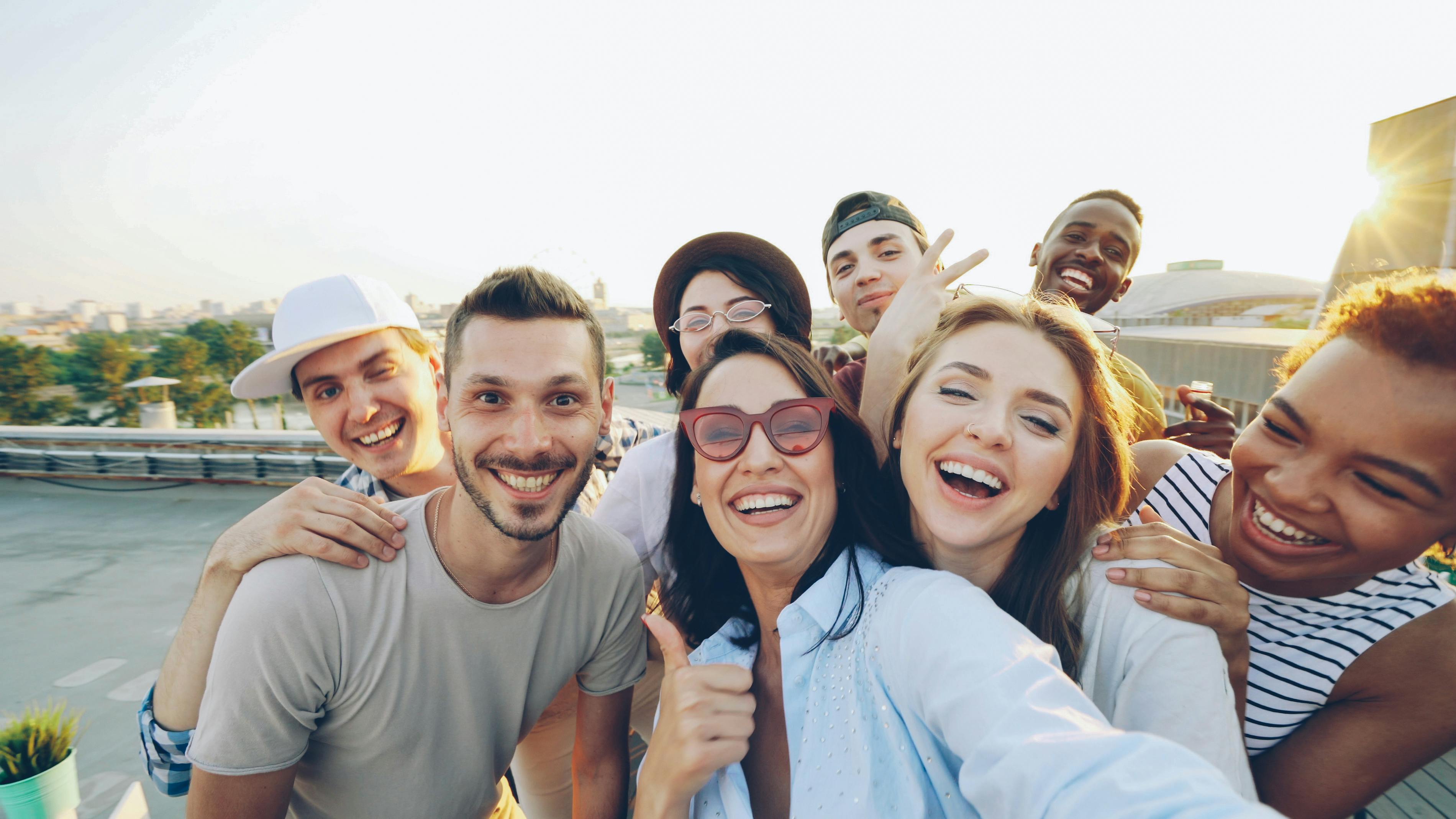 Stariji par zajedno šeta u parku kao dio zdravog načina života