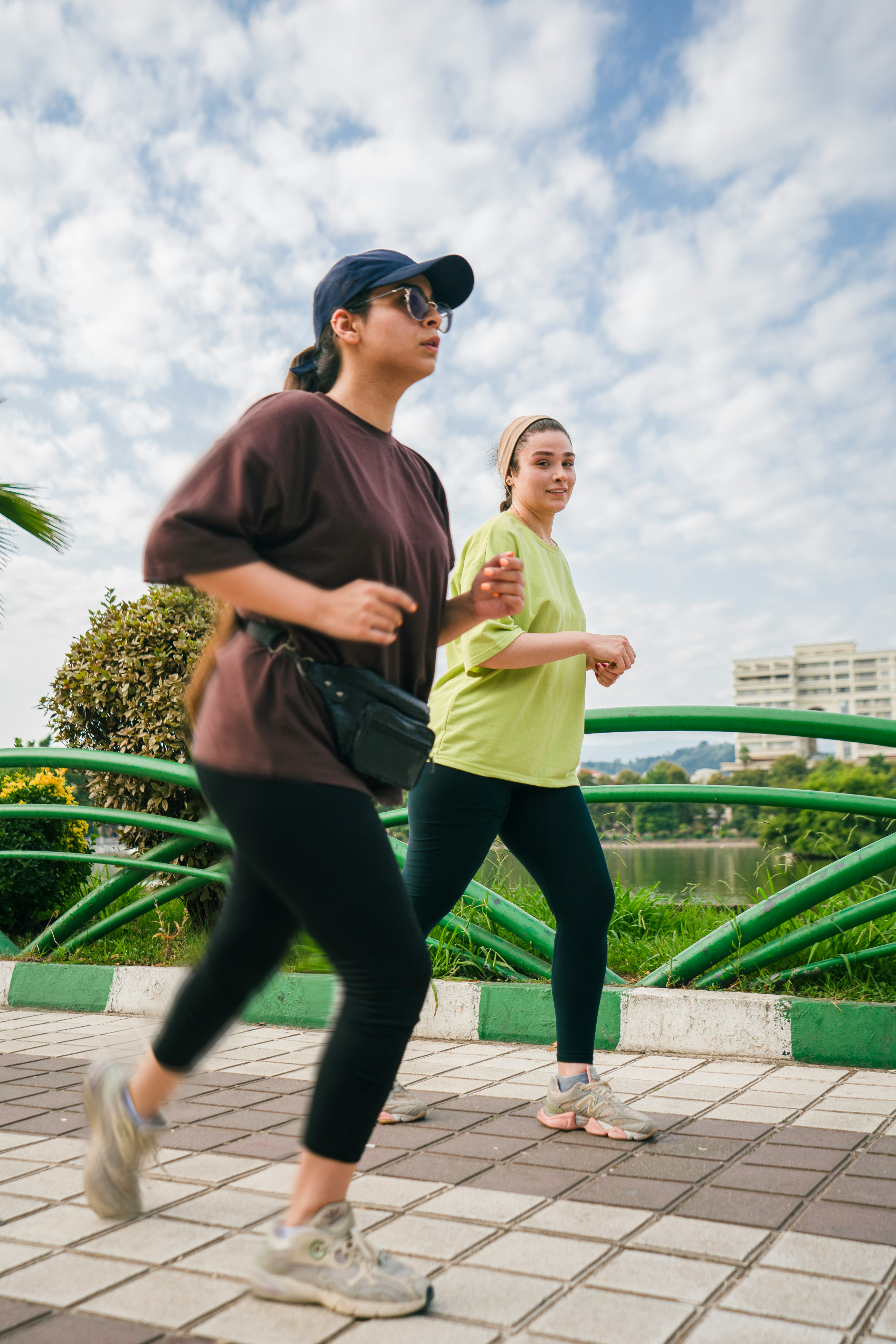 Žena meditira u prirodi okružena zelenilom, briga o mentalnom zdravlju